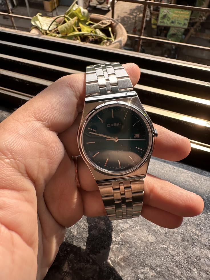 Black Automatic، لون أسود وفضي