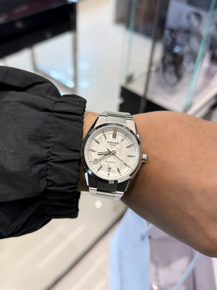 Classic Silver، لون فضي وأسود